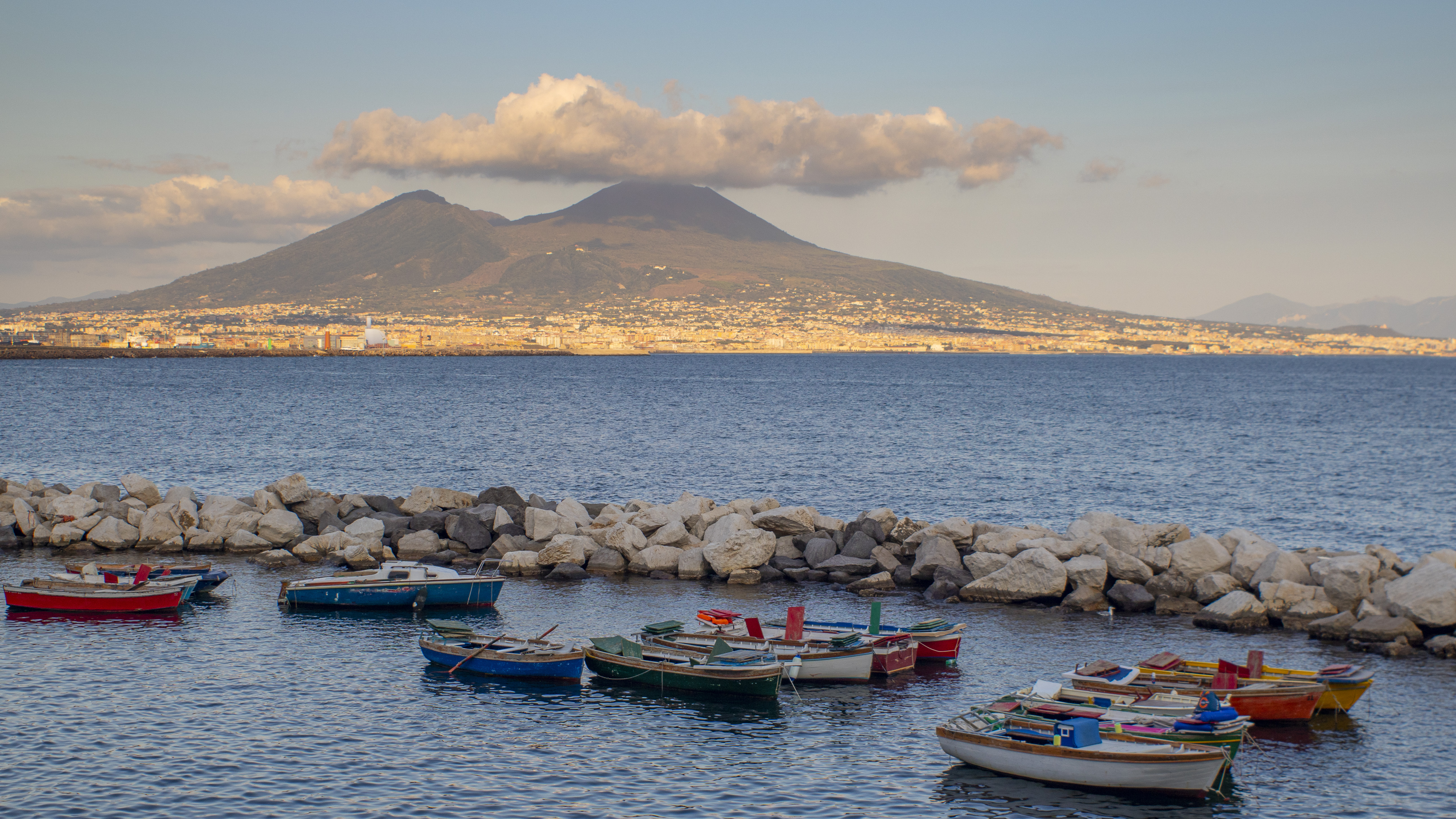 Il Vesuvio dal lungomare di Napoli.