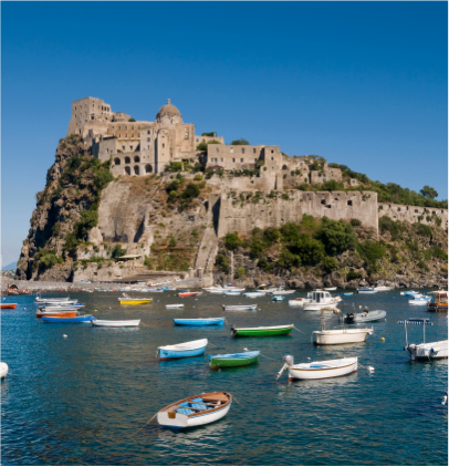 Il Castello Aragonese di Ischia e le barche nella baia