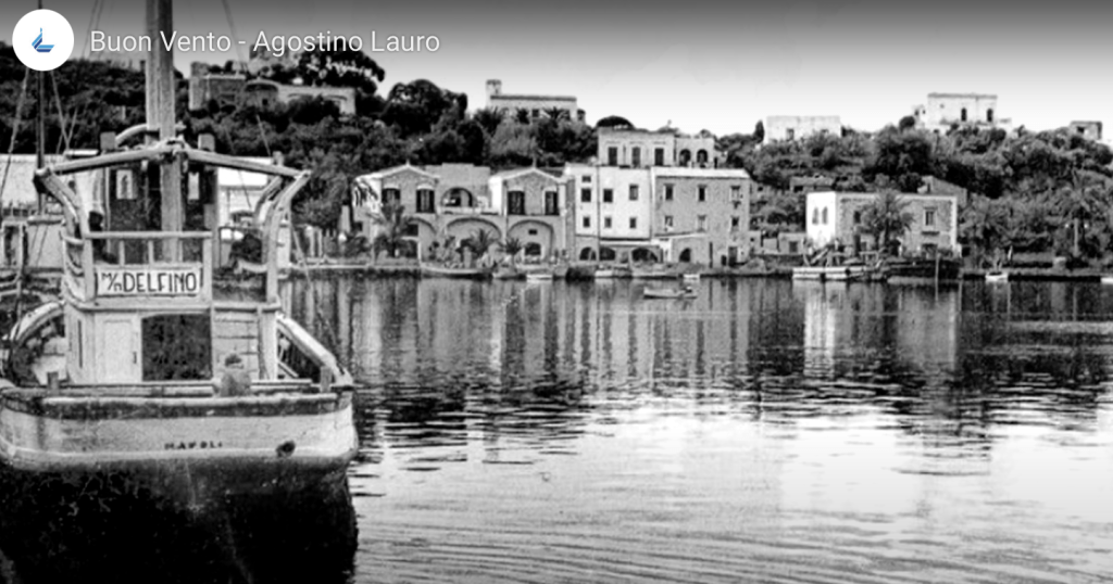 il porto di Ischia in una foto d'epoca che rappresenta anche il delfino