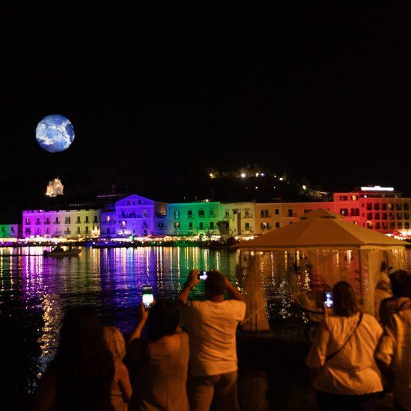 Ischia celebra il suo porto: per una sera il viaggio lascia spazio alla memoria